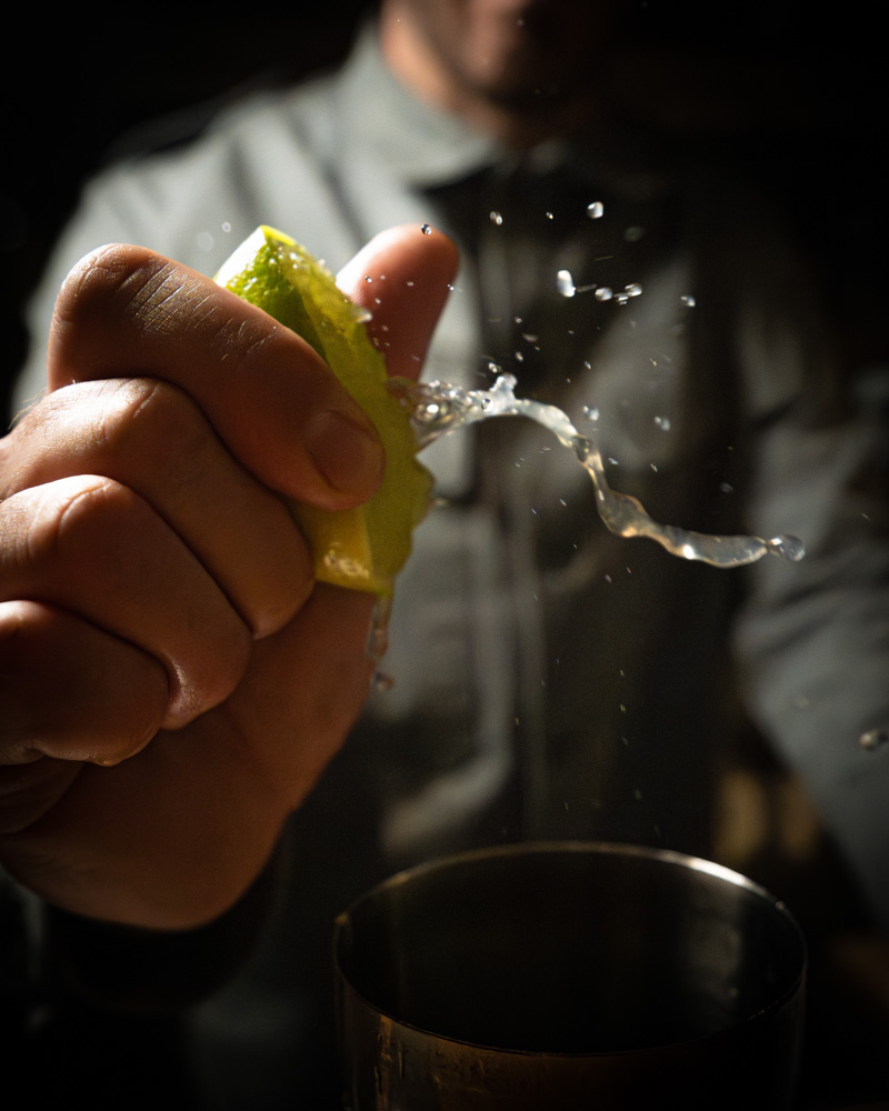 Instructeur montrant la préparation d'un cocktail pendant un cours au bar 1933 à Nantes